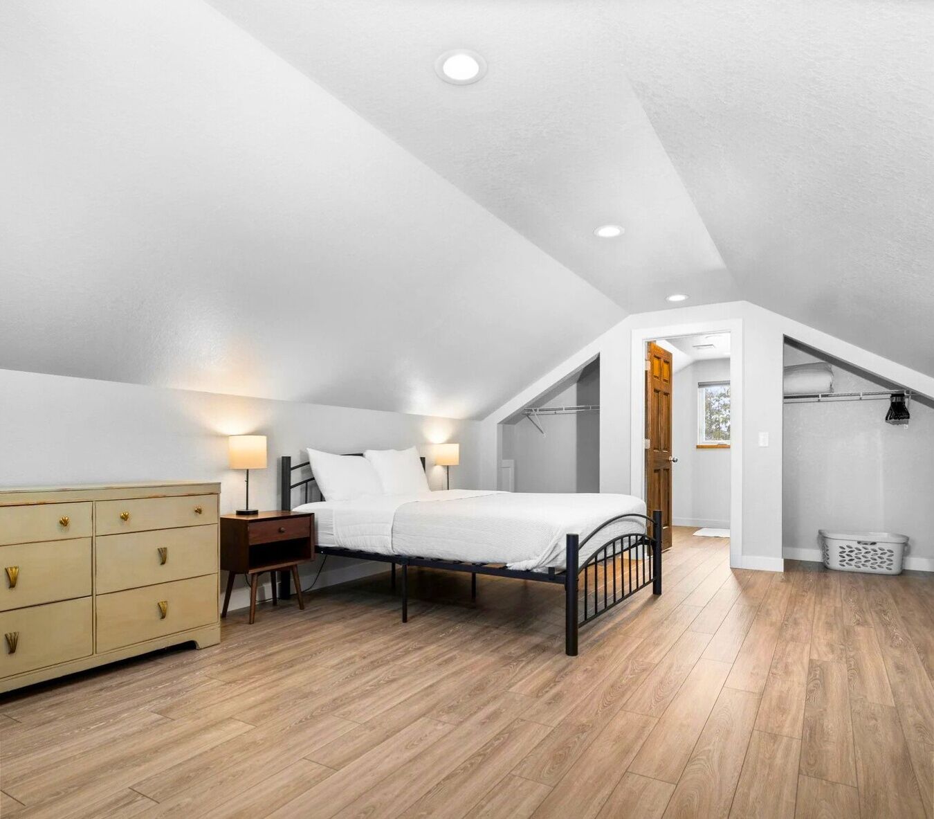 4 slaapkamers, een strijkplank/strijkijzer, wifi, beddengoed