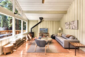 Una televisión, una chimenea