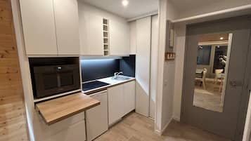 Refrigerador, microondas, horno y parrilla de estufa