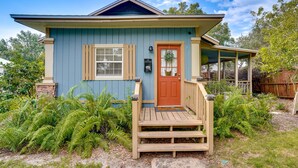 A small, single-story house with a front porch, a wooden door, and a mailbox. - Lake Wales Vacation Rental w/ Screened-In Porch! (Lake Wales)
