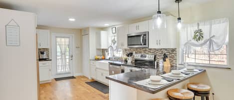 Fridge, microwave, stovetop, dishwasher