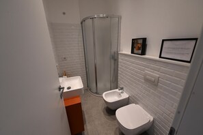 Dusche, Haartrockner, Bidet, Handtücher