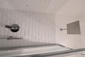 Ducha, secador de pelo, bidé y toallas