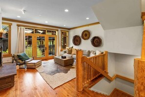 Televisión, chimenea, libros y oficina 