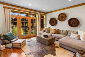 Televisión, chimenea, libros y oficina 