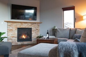 Una Smart TV, una chimenea, un reproductor de DVD