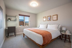 4 habitaciones, escritorio y tabla de planchar con plancha 