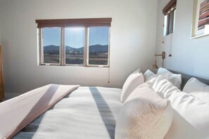 4 bedrooms, desk, iron/ironing board, travel cot - Modern+Spacious • Ski Winter Park • Private Hot • Family-Friendly • EVCharger (Tabernash)