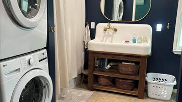 Hårføner, håndklær, såpe og toalettpapir