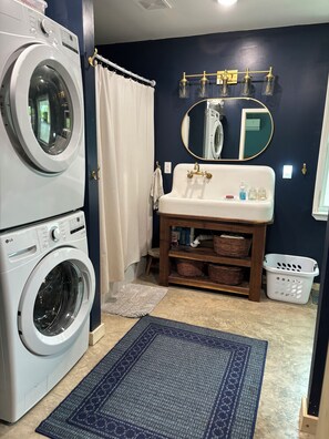 Hair dryer, towels, soap, toilet paper - Off the beaten path (Water Valley)