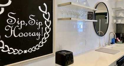 Elegant Flat nestled right off-campus & free parking!