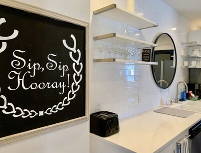 Elegant Flat nestled right off-campus & free parking!