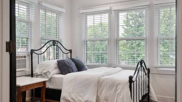 3 bedrooms, desk, iron/ironing board, travel crib