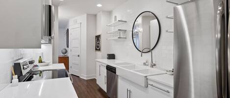 Een koelkast, een microgolfoven, een oven, een kookplaat