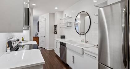 Elegant Flat nestled right off-campus & free parking!
