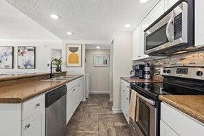 Fridge, microwave, oven, stovetop - Gorgeous Gulfview, 2BR/2BA Condo with Floor to Ceiling Windows (Panama City)