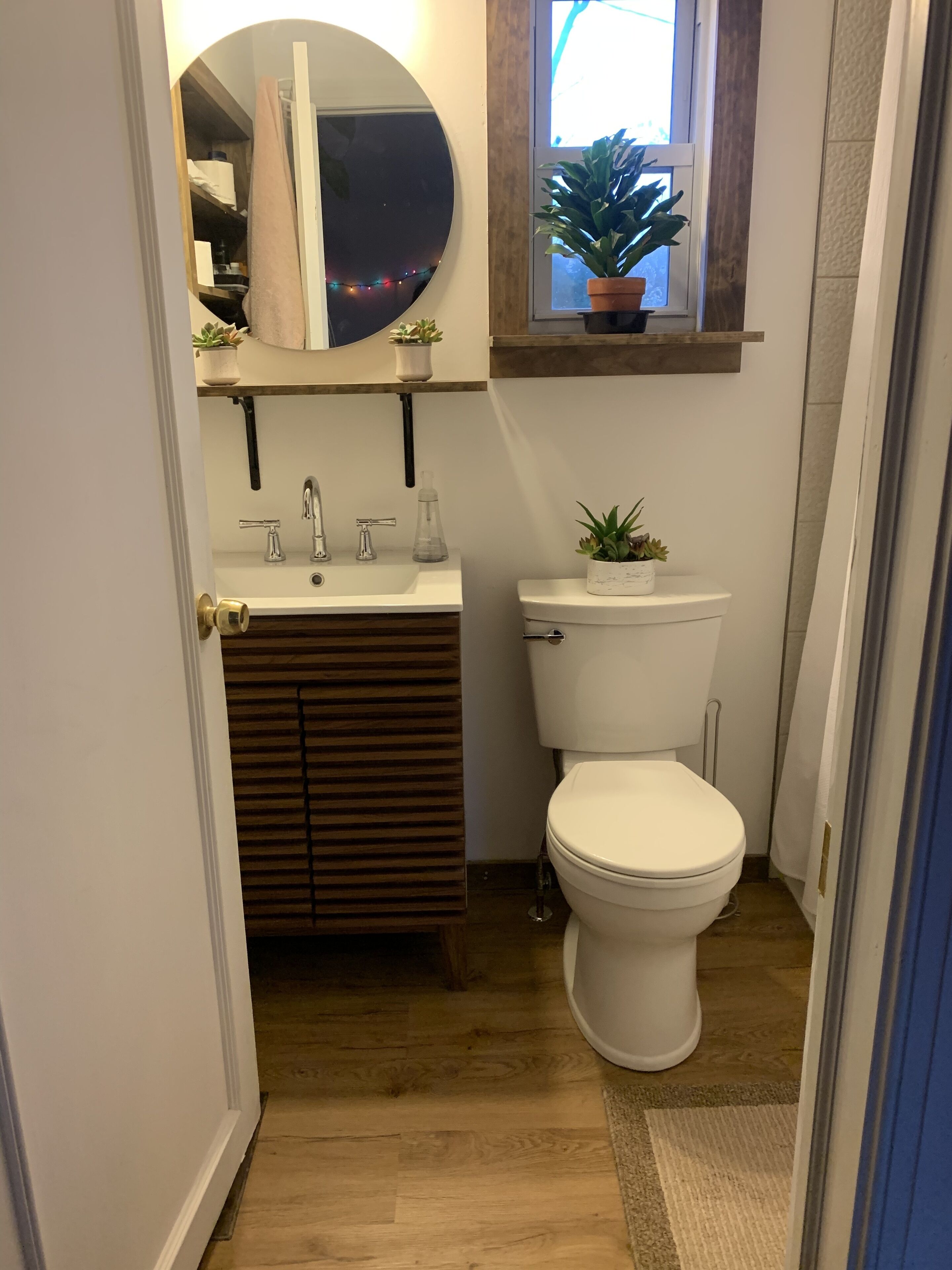 Toalhas de banho, sabonete, shampoo, papel higiênico