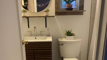 Toalhas de banho, sabonete, shampoo, papel higiênico