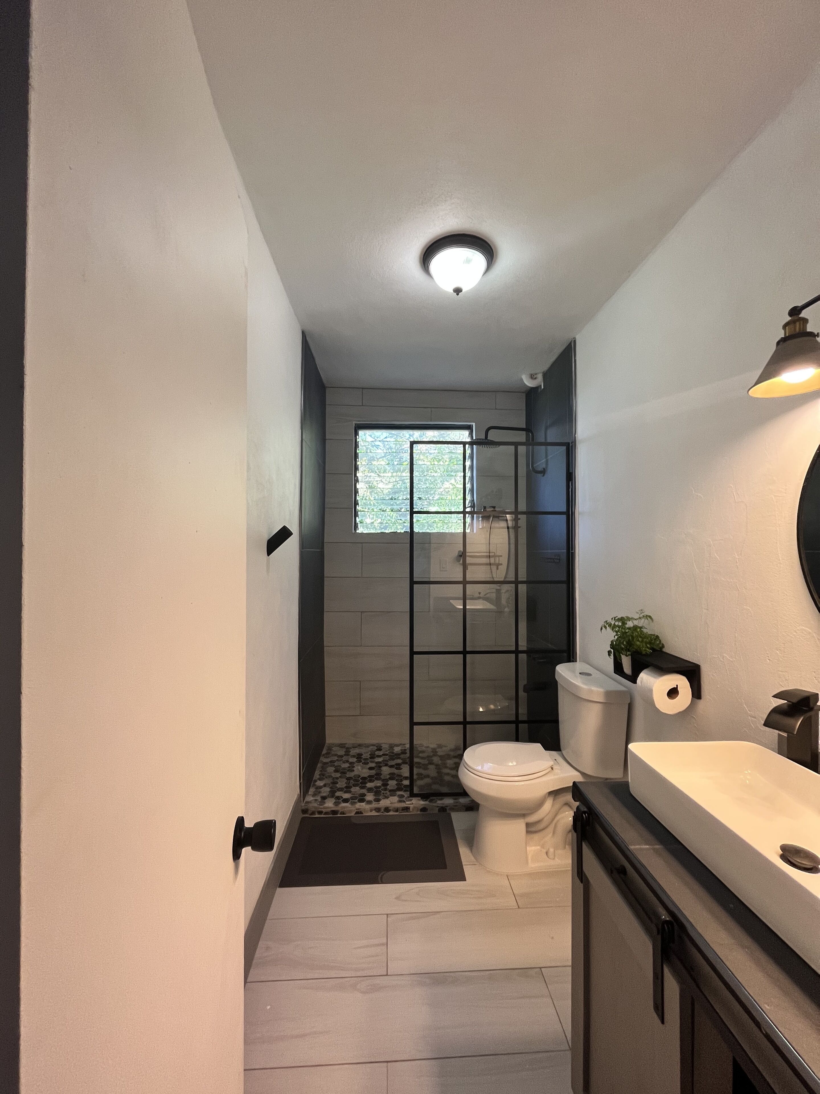 Dusj, hårføner, håndklær og såpe