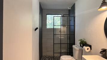 Ducha, secador de pelo, toallas, jabón