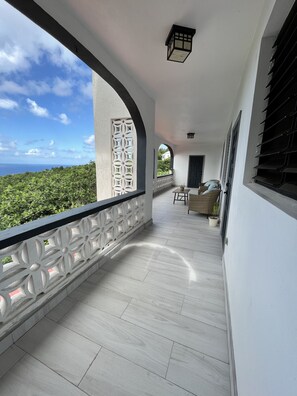 Property grounds - Tropical Oasis 🇻🇮Stunning ocean view, minutes drive to Brewers Beach!🇻🇮🏝 (St Thomas)