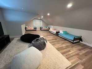 4 bedrooms, WiFi, bed sheets - New Custom Multi Master + Sleeping Room Golf Course Home w/ Outdoor Living Area  (Mattawa)