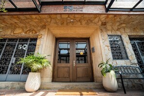 Entrada al alojamiento