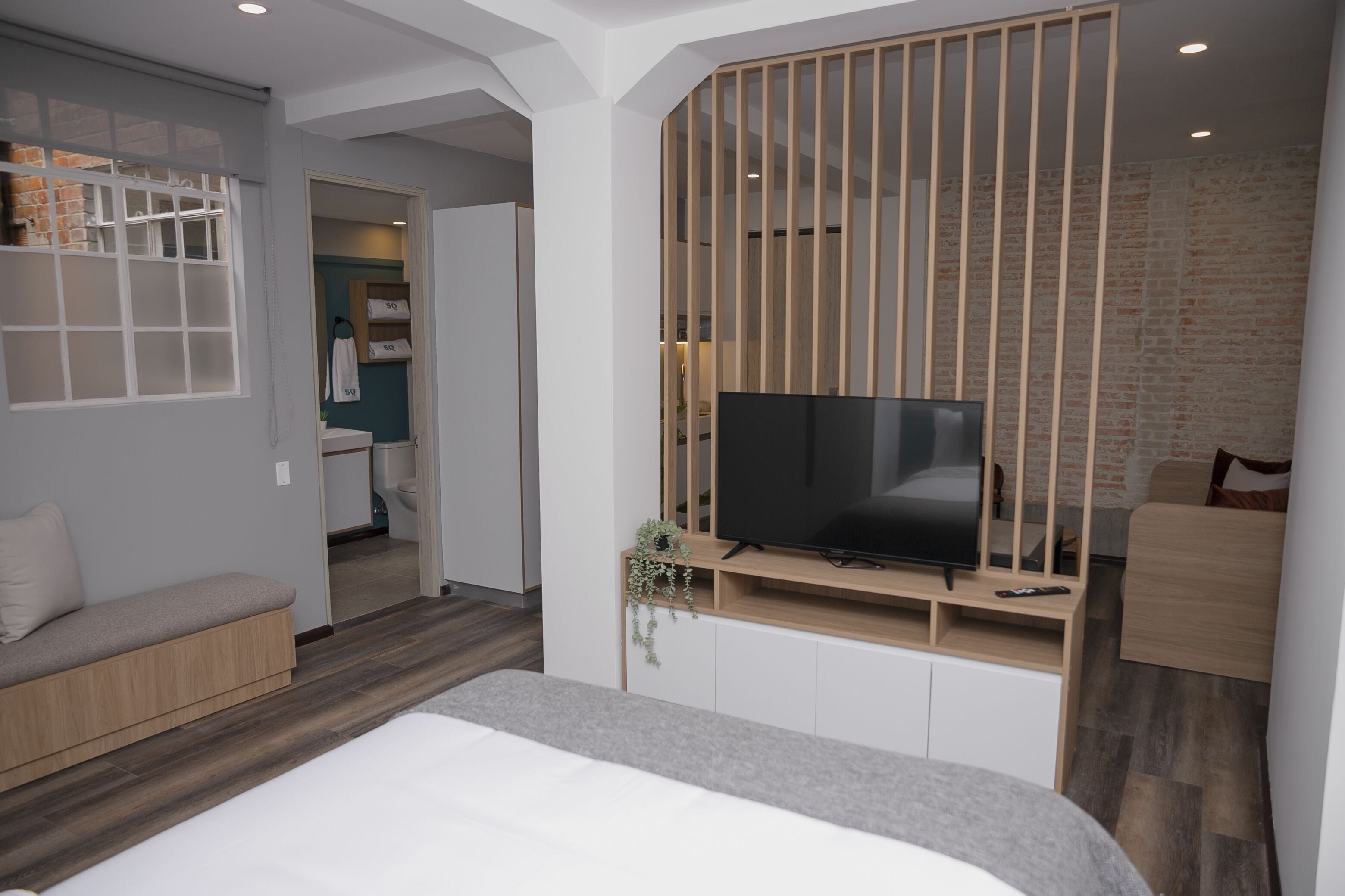 5Q GRAND LOFT | Egyptian cotton sheets, premium bedding, Select Comfort beds, desk