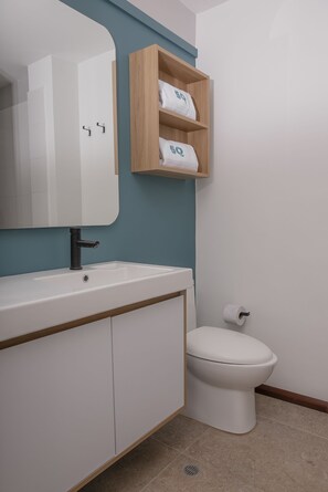 5Q GRAND PREMIUM | Bathroom | Shower, heated floors, towels, soap - 5Q House Quinta Camacho (Bogotá)