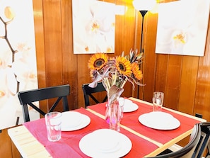 City Apartment, 2 Bedrooms | In-room dining