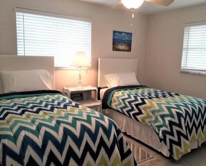 2 bedrooms, iron/ironing board, WiFi, bed sheets - Quiet family home located centrally to beaches and downtown Sarasota  (Sarasota)