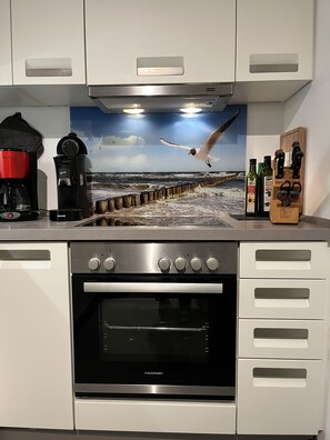 Kühlschrank, Mikrowelle, Herdplatte, Geschirrspüler