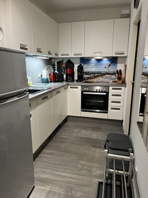 Kühlschrank, Mikrowelle, Herdplatte, Geschirrspüler