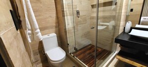 Dusche, umweltfreundliche Kosmetikartikel, Haartrockner, Handtücher