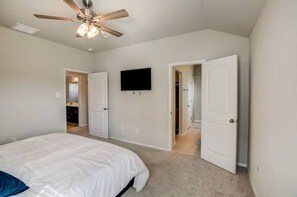 3 habitaciones, tabla de planchar con plancha, wifi y ropa de cama