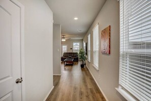 Interior - 3BR+2.5 BTH Oasis + Pool: F1 & 10M DT & Airport (Austin)