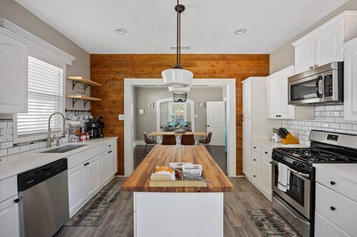 Charming Craftsman byBishop Arts & Dtown w firepit