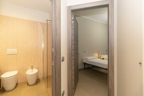 Shower, hair dryer, bidet, towels - GuestHost - NEW! Apt x4 a 1km from Don Bosco Bus Station! (Torino)