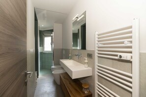 Douche, sèche-cheveux, bidet, serviettes fournies