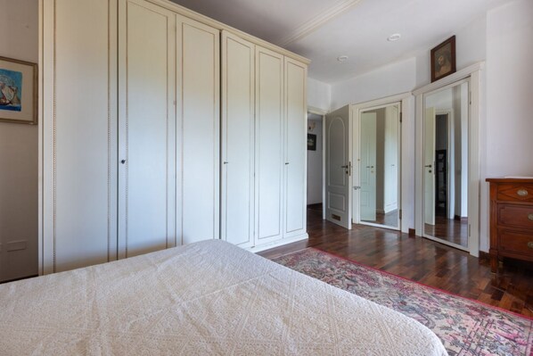 7 habitaciones, tabla de planchar con plancha y internet