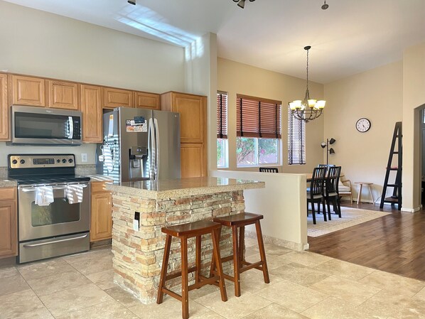 Frigorifero, microonde, forno, piano cottura