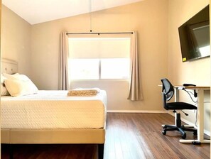 3 bedrooms, desk, free WiFi, bed sheets