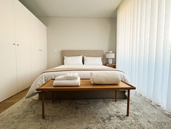 Desk, iron/ironing board, Internet, bed sheets