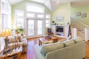 Living area - Bishop House - Tucked among the trees (Santa Rosa Beach)