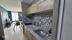 Kühlschrank, Mikrowelle, Herdplatte, Wasserkocher mit Kaffee-/Teezubehör