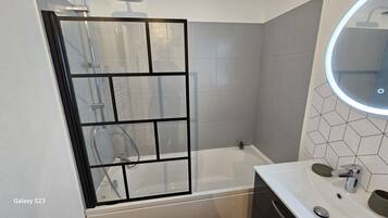 Dusche, Haartrockner, Handtücher, Seife