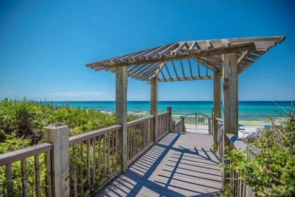 Property grounds - LOCATION! 100ft from PRIVATE beach access (Santa Rosa Beach)