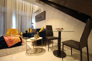 Deluxe-Maisonette | Essbereich im Zimmer