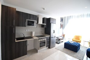 Deluxe Duplex | Private kitchen | Electric kettle - Embassy Gardens - One Bed (Accra)