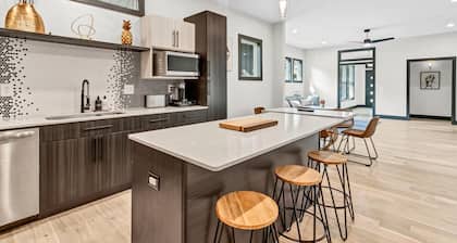 Modern Mill House -Luxury Stay with outdoor living -Walk downtown- Pets Welcome